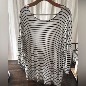 Boutique Short Sleeve Top Size L/XL